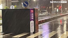 ▲台南繳費機被吹到馬路上。（圖／網友huang.tomato授權提供，未經同意請勿轉載）
