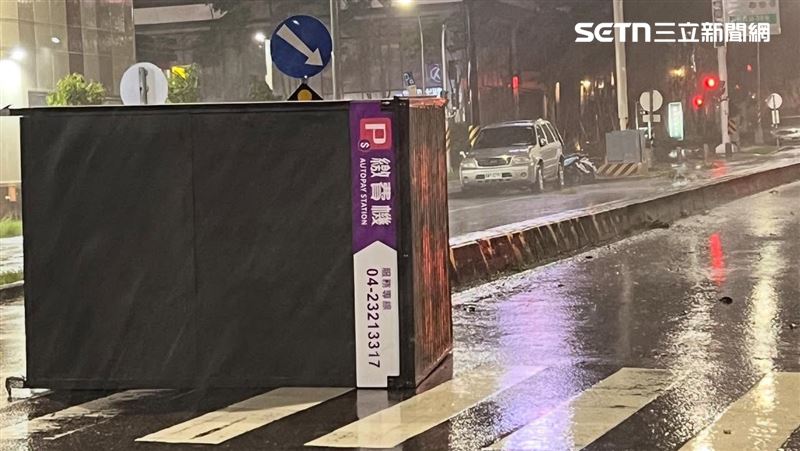 被颱風吹走！台南繳費機「捲款潛逃」倒地