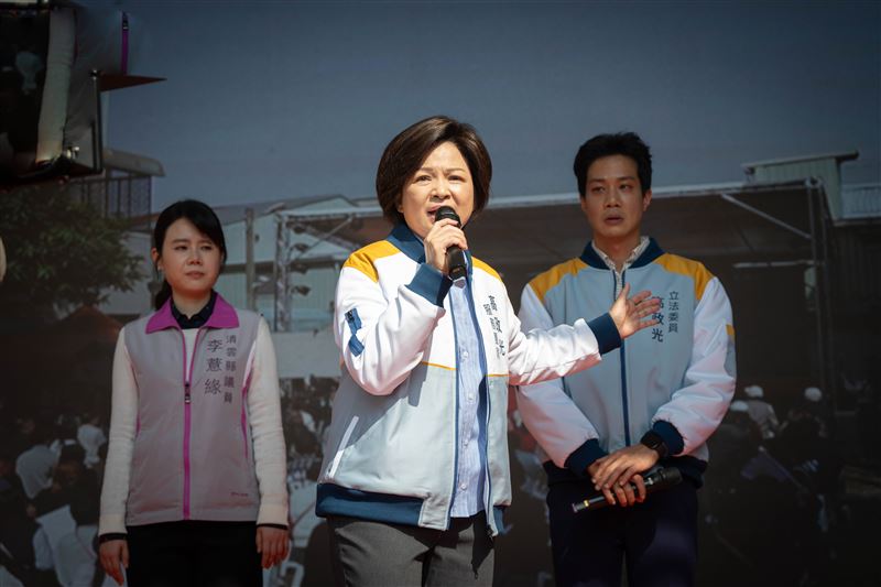 楊貴媚(前)劇中為兒子薛仕凌(後右)抱不平。(圖/CATCHPLAY+、公視、大慕可可提供)