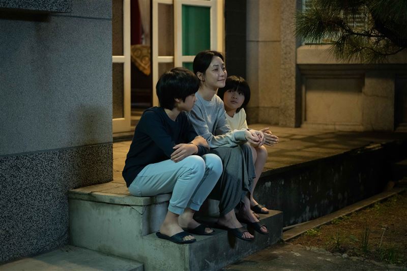 《與惡II》中孩子的戲份感人。(圖/CATCHPLAY+、公視、大慕可可提供)