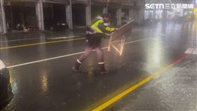 鹽埕分局,高雄,布袋,警方,颱風,機車,電纜,網友,置物箱