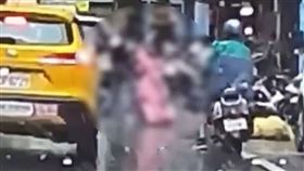 砍殺過程瞬間▲圖片描述。（圖／翻攝自記者爆料網） 