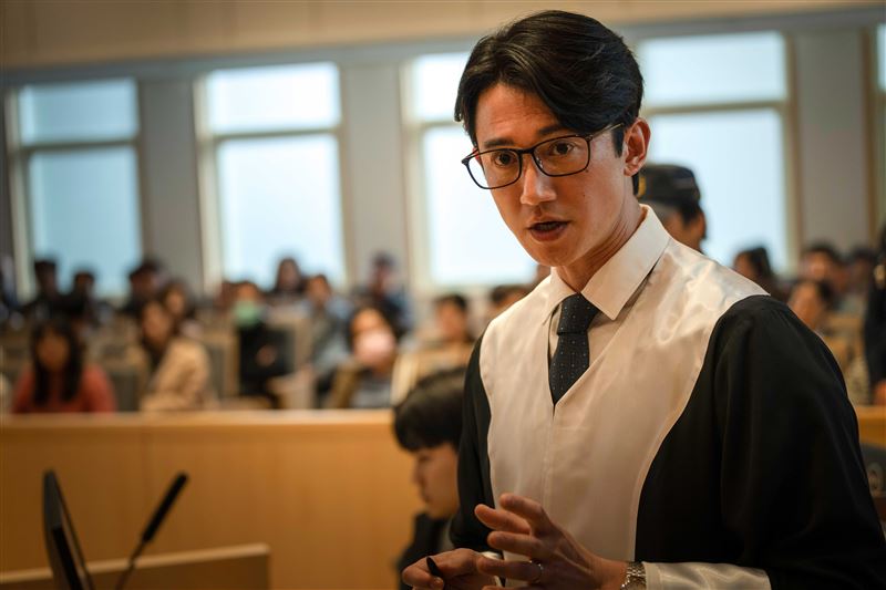 吳慷仁再度飾演律師角色。（圖／CATCHPLAY+、公視、大慕可可提供）
