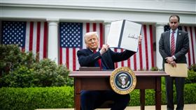 美國總統川普宣布將對各國開徵對等關稅。（圖／翻攝自THE White House粉專）
