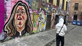 ▲澳洲毒菇案兇手派特森的肖像被繪於牆上。（圖／美聯社／達志影像）