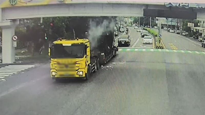 載超高機具硬要過 台中拖板車糗撞破天橋