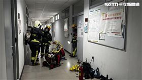 ▲宜蘭大學工學院研究生做實驗時發生火警，警消佈水線警戒。（圖／翻攝畫面）