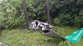 國道1號,自撞,護欄,標誌（圖／翻攝畫面）