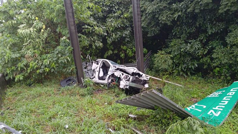 國道自撞護欄　3米高標誌「下半部」消失