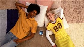 XGIMI MoGo 4可自動完成梯形校正，支援360度旋轉投影，讓任何牆面都能瞬間化身為專屬影院。（圖／品牌業者提供）