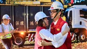 高雄市長陳其邁前往嘉義市慰問馳援同仁，嘉義市長黃敏惠特別前來致謝，更激動地擁抱陳市長，代所有嘉義市民表達深深的感謝。（圖／高雄市府提供）