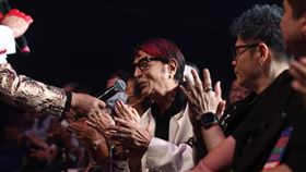 林沖在台下欣賞藍寶石大歌廳真愛秀演出。（圖／高雄流行音樂中心提供）