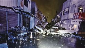 丹娜絲颱風襲台整夜，嘉義民宅鐵皮遭強風吹落。（嘉義市消防局提供）