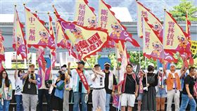 護國大遶境4日自花蓮起駕，出發前反共護台志工聯盟創辦人曹興誠授旗給各罷團代表。（鏡報李智為）