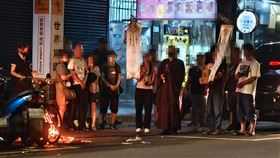 家屬重回現場招魂現場情形。（圖／記者莊淇鈞攝影）