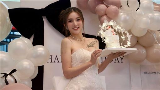 Dora一身純白露臉了！神隱1個月甩陰霾