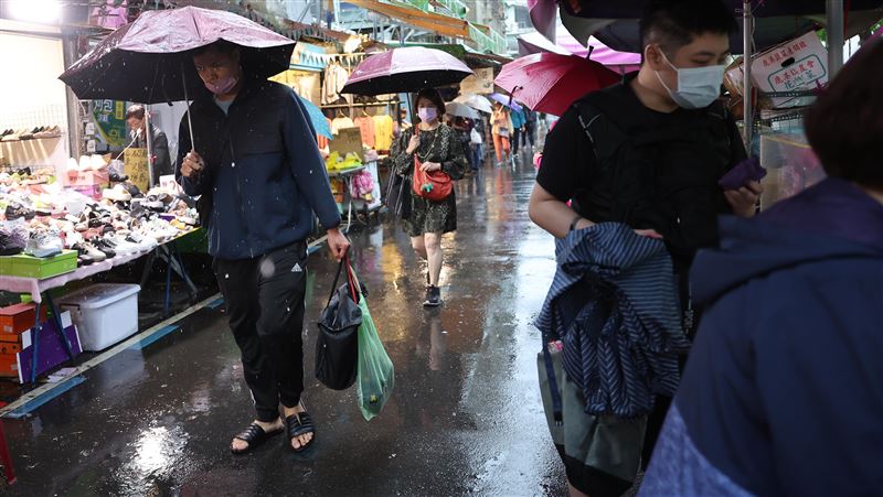 國發會、台經院皆看好台灣受惠AI經濟動能,但是下修消費、餐飲零受亮黃藍燈也不得不關注。(圖/中央社)