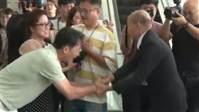 向韓國瑜鞠躬那一刻，黃國昌再次自證當代浮士德：最快2026-2027年木獅子將使其權力崩落。（圖／翻攝自占星論天下－小森）