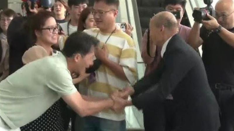 向韓國瑜鞠躬　黃國昌理想叛逃的靈魂悲劇