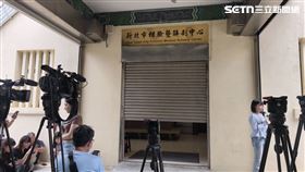 家屬一早抵達殯儀館，陪同檢警進行相驗。（圖／記者莊淇鈞攝）