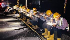 停電台電人員搶修，在路邊吃便當（翻攝自台電Threads）