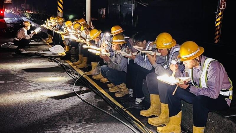 強颱癱電10萬戶　台電人黑夜便當拚復電照