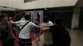 行政院災害防救辦公室科長洪明全今晨交保離開時，其一名白衣友人在北檢內故意推擠、阻擋媒體拍攝，與現場媒體爆發衝突，白衣男態度囂張，法警見狀拿出甩棍戒護，但白衣男仍不斷叫囂、伸手阻擾拍攝，直到洪明全被另一名黑衣男趁亂帶走才自行離開。