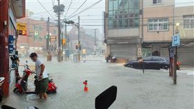 彰化,大雷雨,淹水,鹿港,積水,災情（圖／翻攝自臉書我愛鹿港小鎮2）