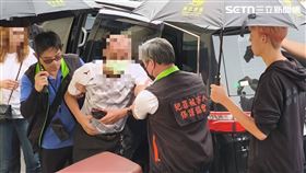 張姓姐妹的父母崩潰抵現場，甚至一度癱軟需人攙扶。（圖／記者莊淇鈞攝）