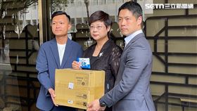 ▲民眾拾獲鄭正鈐中國製文宣小品，林志潔等人交給北檢補強證據。（圖／記者楊忠翰攝影）