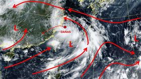 丹娜絲颱風今天晚間將會進入浙江省沿岸，未來預估會進一步深入浙江省內陸，然後逐漸減弱，並且合併到大範圍低壓帶中。（圖／翻攝自吳聖宇臉書）
