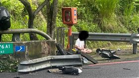 國道6號連環撞　男撞車後竟在路肩打坐(圖/翻攝畫面)