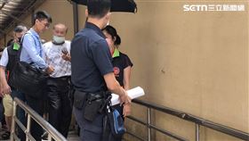 死者父母在相驗結束後，情緒仍相當崩潰。（圖／記者莊淇鈞攝）