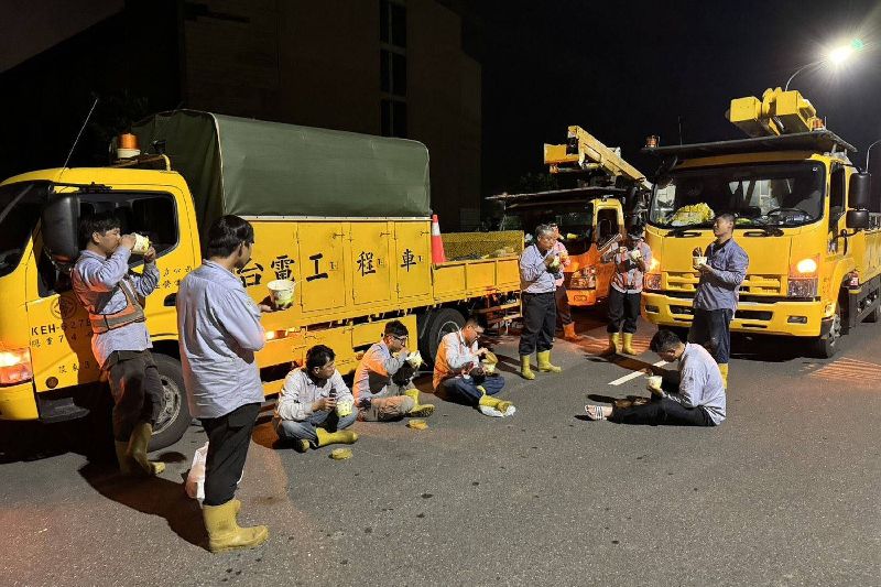 日前丹娜絲颱風重創嘉南地區,許多地區都傳出停電災情,台電搶修人員把握時間用餐補充體力。(圖/中央社)