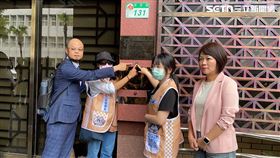 ▲「文山退葆」女志工在議員簡舒培、發言人高麗菜陪同下按鈴提告。（圖／記者楊忠翰攝影）