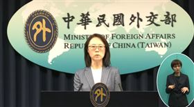 ▲外交部副發言人陳怡君主持外交部例行記者會。（圖／翻攝自外交部YT）