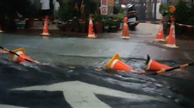 丹娜絲逼近雨勢升級！雨彈襲台中多處淹水　台灣大道「排水孔變噴泉」。（圖／翻攝畫面）
