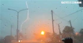 閃電狂劈彰化電桿爆火球　駕駛：如災難片（圖／翻攝畫面）