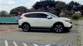 謝男在7日弒妻、小姨後駕駛白色轎車逃亡至彰化，時速一度飆破160公里。（圖／翻攝畫面）