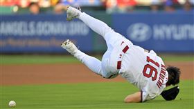 ▲菊池雄星處理強襲球在內野翻滾。（圖／美聯社／達志影像）