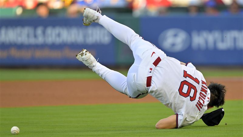 處理強襲球腳滑　菊池雄星內野「驢打滾」