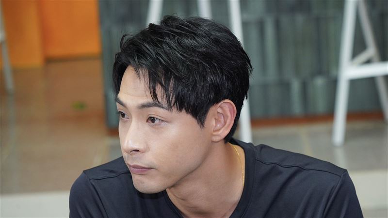 遭小賴爆「雙面人」　連晨翔雙手合十道歉