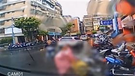 ▲新北市土城謝男駕駛白色轎車，高速衝撞妻子、小姨子騎乘的機車，在持刀下車當街砍殺。（圖／翻攝自記者爆料網）
