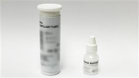 梅毒快篩試劑，前：試劑片、左後：毛細管、右後：緩衝液（圖／疾管署提供）