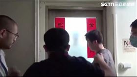 ▲警方率隊前往融資公司搜索，卻未找到任何贓款。（圖／翻攝畫面）