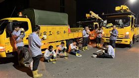 台電搶修人員把握時間用餐颱風丹娜絲侵襲期間台南曾停電戶數達19萬2844戶，台電人員日夜不停歇進行修復，把握時間用餐補充體力。（台電提供）中央社記者楊思瑞台南傳真  114年7月8日