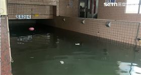 彰化暴雨狂淹鹿港　社區地下室變「水牢」（圖／翻攝畫面）