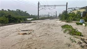 ▲台鐵大豪雨影響，林內到二水間路線被掏空，下午2時25分起雙線不通。（圖／台鐵提供） 
