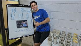 ▲富邦悍將銳歐將返美特別到球場和隊友告別。（圖／富邦悍將提供） 