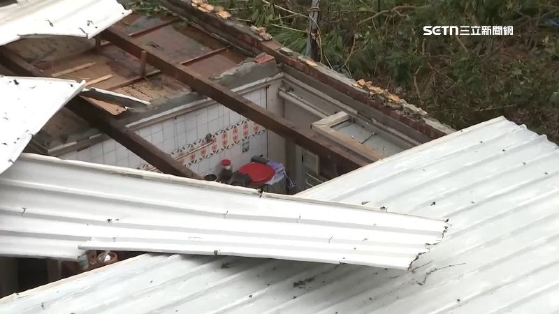 丹娜絲造成台南破萬戶屋頂災損，市府努力下已尋得逾600家合法廠商協助搶修。（圖／三立新聞網）